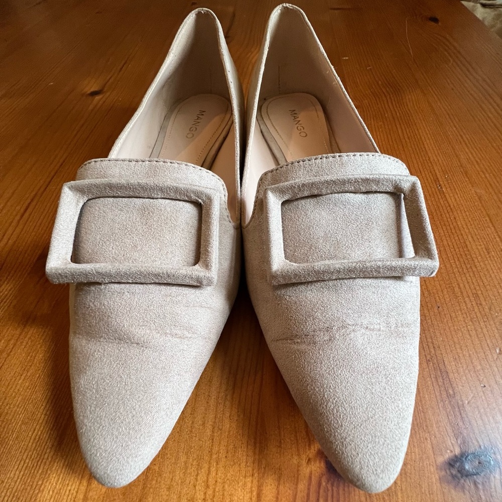 Mango faux suede flat loafer shoes. Pointed toe. Beige. Size EU37, US 7